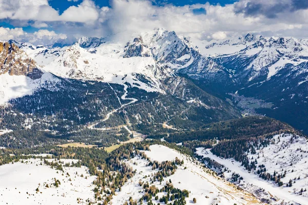 Veduta aerea della strada tortuosa nelle montagne d'Italia, è serpentina tra le colline innevate, è famoso luogo tra gli sciatori e gli appassionati di capire un noto da auto sportive, vetta montagne — Foto Stock