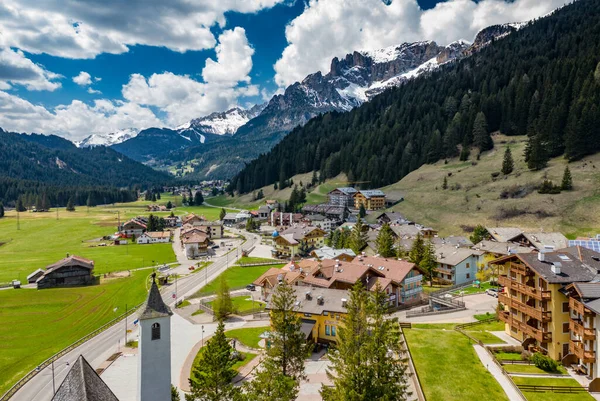 Chalet ile vadi manzarası, İtalya, Trentino, Fontanazzo dağlarının yeşil yamaçları, vadi üzerindeki devasa bulutlar, yerleşim yerlerinin çatıları, yeşil çayırlar, arka plandaki Dolomitler,