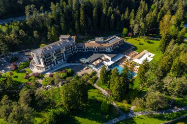 İtalya, Trentino, 09 Mayıs 2019: Vadi Bakımları, Trentino, Termal kaynaklı otel, bahar renkleri