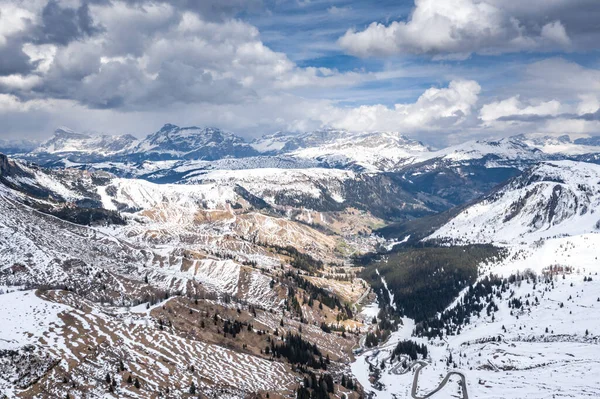 Luchtfoto uitzicht op kronkelende weg in de bergen van Italië, Dolomieten, is serpentine tussen de besneeuwde heuvels, is beroemde plek onder skiërs en fans om een bekend te begrijpen door sportauto 's, bergen piek — Stockfoto