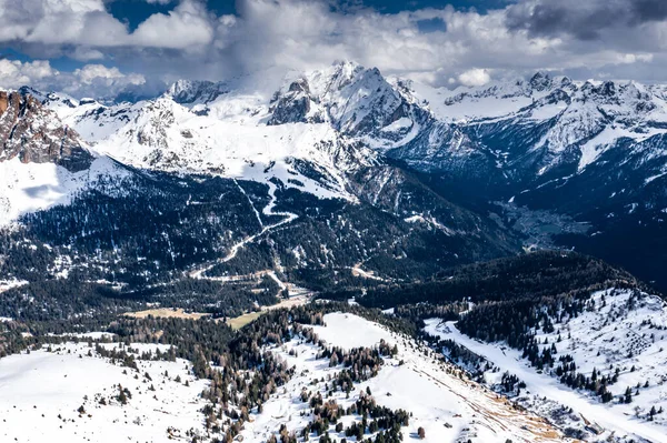 Vue aérienne de la route sinueuse dans les montagnes d'Italie, Dolomites, est serpentine parmi les collines enneigées, est célèbre lieu parmi les skieurs et les fans de comprendre un connu par les voitures de sport, sommet des montagnes — Photo