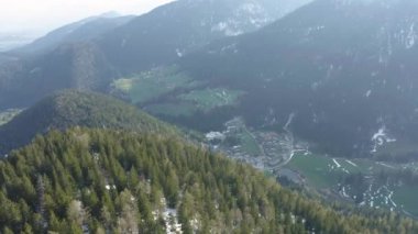 İnsansız hava aracı ladin üzerinde güneşli bir havaya, İtalya 'nın dağlarına, Trentino' ya, İtalyan Alplerine ve Dolomitlere kadar yükselir.