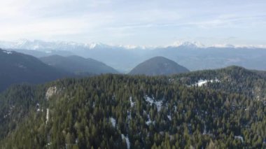 İnsansız hava aracı ladin üzerinde güneşli bir havaya, İtalya 'nın dağlarına, Trentino' ya, İtalyan Alplerine ve Dolomitlere kadar yükselir.