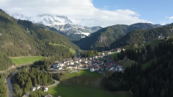 Vue aérienne de la vallée avec église au coucher du soleil, versants verts des montagnes d'Italie, Trentin, Tyrol du Sud, prairies verdoyantes, Dolomites sur le fond, drone vole vers l'avant — Video