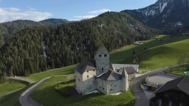 Luchtfoto van vallei met kerk bij zonsondergang, groene hellingen van de bergen van Italië, Trentino, Zuid-Tirol, groene weiden, Dolomieten op de achtergrond, drone vliegt rond — Stockvideo