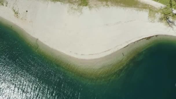 Paret på stranden, azurvatten i sjön, den osannolika antenn landskap, Italien, Dolomiter, soligt väder, kust — Stockvideo