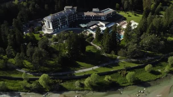 Italia, Trentino, 09 maggio 2019: Veduta aerea sulla valle Cares, Trentino, hotel con sorgente termica, colori primaverili — Video Stock