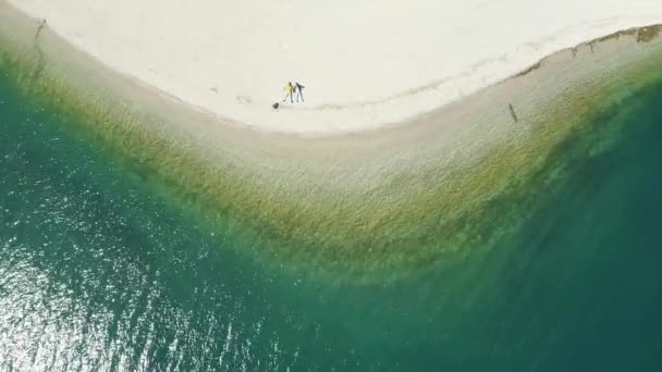  Le couple est assis sur une plage, eau azur du lac, L'improbable paysage aérien, Italie, Dolomites, temps ensoleillé, littoral 