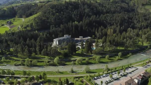 Italie, Trentin, 09 mai 2019 : Vue aérienne de la vallée Cares, Trentin, hôtel avec source thermique, couleurs printanières — Video