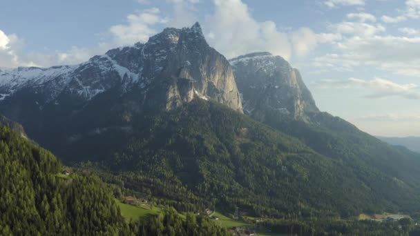 Luchtfoto van de onwaarschijnlijke bergtop van Dolomieten bij zonsondergang, Italiaanse Alpen, Bolzano — Stockvideo