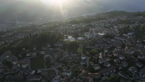 Itália, Trento, 01 de maio de 2019: Panorama da cidade ao pôr do sol, fachada de edifícios, vista pitoresca das montanhas através da fumaça da noite — Vídeo de Stock