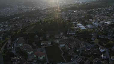İtalya, Trento, 01 Mayıs 2019: Günbatımında şehrin panoraması, binaların cephesi, akşam dumanından dağların manzarası