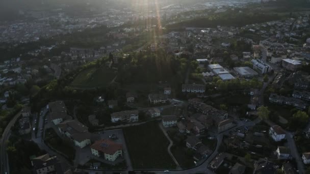 Itália, Trento, 01 de maio de 2019: Panorama da cidade ao pôr do sol, fachada de edifícios, vista pitoresca das montanhas através da fumaça da noite — Vídeo de Stock