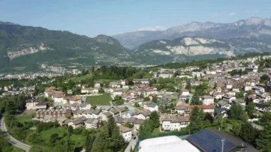 İtalya, Trento, 01 Mayıs 2019: Sabahleyin şehrin panoraması, binaların cephesi, sabah sisi boyunca dağların manzarası