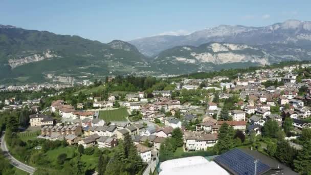 Italia, Trento, 01 de mayo de 2019: Panorama de la ciudad por la mañana, fachada de edificios, Pintoresca vista de las montañas a través de la niebla matutina — Vídeos de Stock