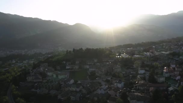 Olaszország, Trento, 2019. május 01.: A város panorámája naplementekor, épületek homlokzata, festői kilátás a hegyekre az esti füstön keresztül — Stock videók