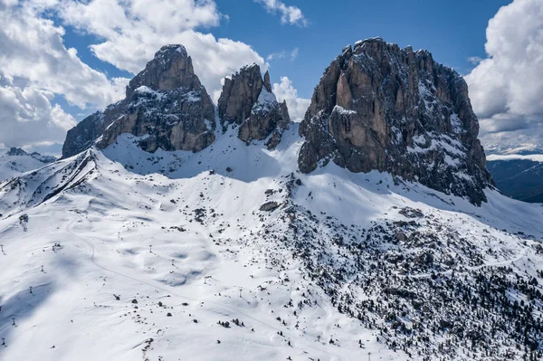 Veduta aerea di strada tortuosa in una montagna d'Italia, Dolomiti, è serpentina tra le colline innevate, è famoso luogo tra gli sciatori e gli appassionati di capire un noto da auto sportive, vetta montagne — Foto Stock