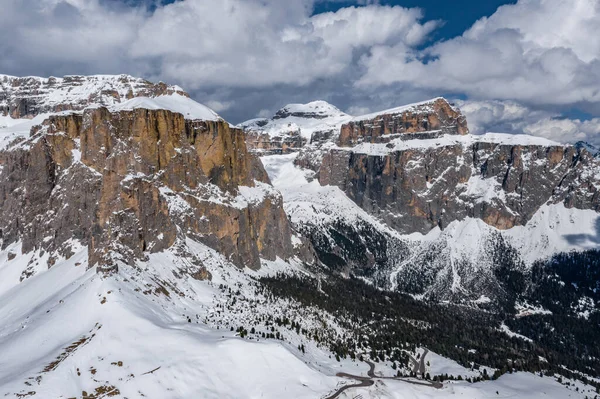 Luftaufnahme von kurvenreichen Straße in einem Gebirge von Italien, Dolomiten, ist Serpentine zwischen den schneebedeckten Hügeln, ist ein berühmter Ort unter Skifahrern und Fans zu verstehen, eine bekannte von Sportwagen, Gipfel der Berge — Stockfoto