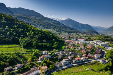 İtalya, Trento, 01 Mayıs 2019: Günbatımında şehrin panoraması, binaların cephesi, akşam dumanından dağların manzarası
