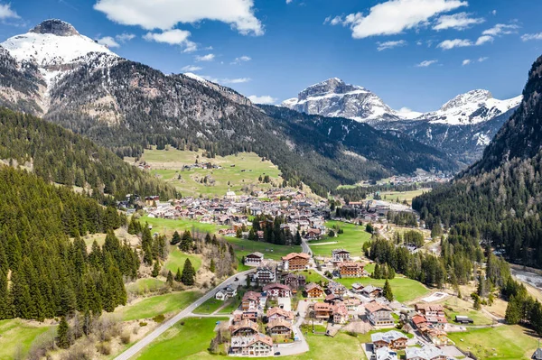 Aerial view of valley with Chalet, green slopes of the mountains of Italy, Trentino, Fontanazzo, huge clouds over a valley, roofs of houses of settlements, green meadows, Dolomites on background, — Stock Photo, Image