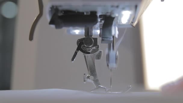Close-up slow motion video van het werk van de meester naaister en naald van de automatische naaimachine, goede manicure — Stockvideo