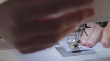 Usta terzinin yavaş çekim videosu ve otomatik dikiş makinesinin iğnesi, iyi manikür.