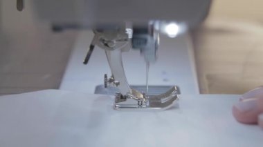 Usta terzinin yavaş çekim videosu ve otomatik dikiş makinesinin iğnesi, iyi manikür.