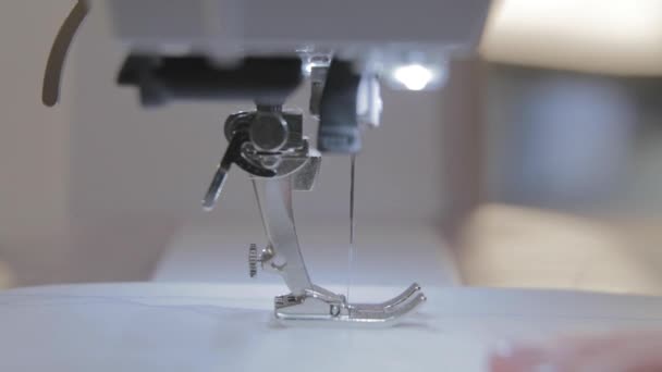 Primer plano video en cámara lenta del trabajo de la costurera maestra y la aguja de la máquina de coser automática, buena manicura — Vídeos de Stock