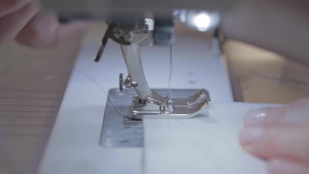 Primer plano video en cámara lenta del trabajo de la costurera maestra y la aguja de la máquina de coser automática, buena manicura — Vídeos de Stock