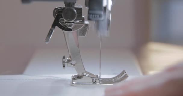 Primer plano video en cámara lenta del trabajo de la costurera maestra y la aguja de la máquina de coser automática, buena manicura — Vídeos de Stock