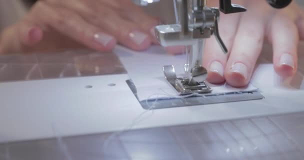 Close-up slow motion video of work of the master seamstress and needle of the automatic sewing machine, good manicure — Stock Video