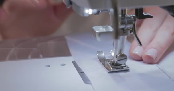 Close-up slow motion video of work of the master seamstress and needle of the automatic sewing machine, good manicure, camera moves around — Stock Video