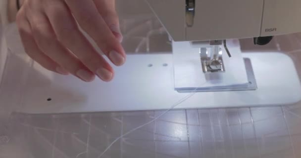 Primer plano video en cámara lenta del trabajo de la costurera maestra y la aguja de la máquina de coser automática, buena manicura — Vídeo de stock