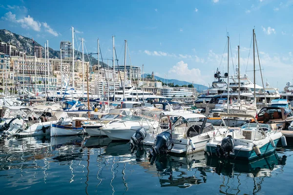 Monaco, Monte-Carlo, 06 de agosto de 2018: Tranquilidade no porto de Hércules, são os barcos estacionados, dia ensolarado, muitos iates e barcos, RIVA, Casino Monte-Carlo, megayachts, maciço de imóveis caros — Fotografia de Stock