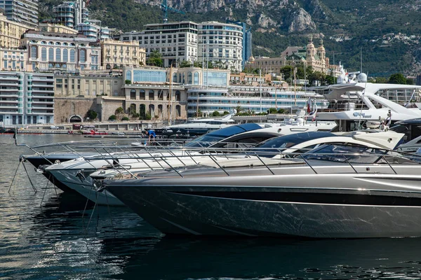 Monaco, Monte-Carlo, 06 augusztus 2018: Nyugalom a kikötőben Herkules, a parkoló hajók, napsütéses nap, sok jacht és hajók, sok Rivas hajók, megajachtok, tömeges drága ingatlan — Stock Fotó