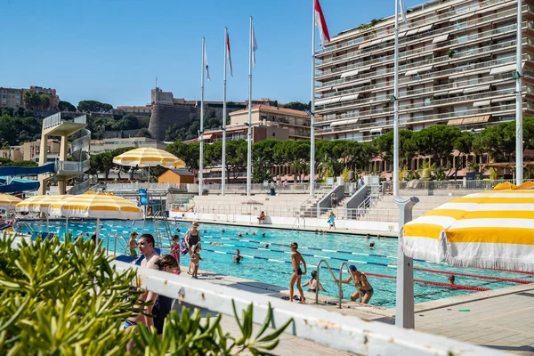 Monaco, Monte-Carlo, 06 August 2018: The famous pool in port Hercules, is the parked boats, sunny day, a lot of people, Children and elderly people, many yachts and boats, Princes Palace, megayachts — Stock Photo, Image