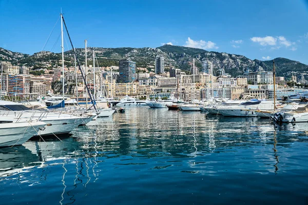 Mônaco, Monte-Carlo, 06 de agosto de 2018: Tranquilidade no porto de Hércules, são os barcos estacionados, dia ensolarado, muitos iates e barcos, muitos barcos Rivas, megayachts, maciço de imóveis caros — Fotografia de Stock