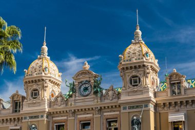 Monaco, Monte-Carlo, 02 Ekim 2019: Monte Carlo Kumarhanesi, binanın ön cephesi, öndeki ayna, mavi gökyüzü, güneşli bir gün.