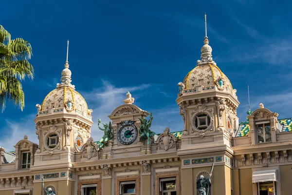 Mônaco, Monte-Carlo, 02 de outubro de 2019: O Casino Monte Carlo, fachada do edifício, espelho de monumento no cassino frontal, céu azul, dia ensolarado — Fotografia de Stock