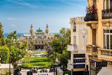 Monaco, Monte-Carlo, 02 Ekim 2019: Monte Carlo Kumarhanesi, yeşil ağaçlarla çevrili olan kumarhanenin ana görüntüsü.