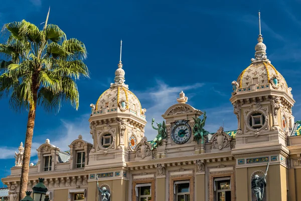Monaco, Monte-Carlo, 02 October 2019: The Casino Monte Carlo, facade of building, monument mirror in front casino, blue sky, sunshine day — 스톡 사진