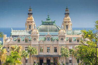 Monaco, Monte-Carlo, 02 Ekim 2019: Monte Carlo Kumarhanesi, yeşil ağaçlarla çevrili olan kumarhanenin ana görüntüsü.