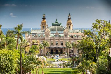 Monaco, Monte-Carlo, 02 Ekim 2019: Monte Carlo Kumarhanesi, yeşil ağaçlarla çevrili olan kumarhanenin ana görüntüsü.