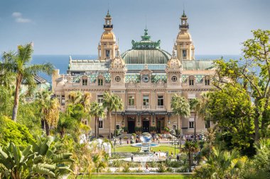 Monaco, Monte-Carlo, 02 Ekim 2019: Monte Carlo Kumarhanesi, yeşil ağaçlarla çevrili olan kumarhanenin ana görüntüsü.