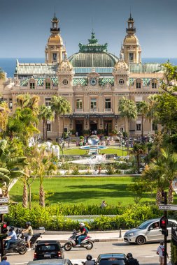 Monaco, Monte-Carlo, 02 Ekim 2019: Monte Carlo Kumarhanesi, yeşil ağaçlarla çevrili olan kumarhanenin ana görüntüsü.
