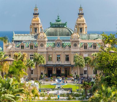 Monaco, Monte-Carlo, 02 Ekim 2019: Monte Carlo Kumarhanesi, yeşil ağaçlarla çevrili olan kumarhanenin ana görüntüsü.