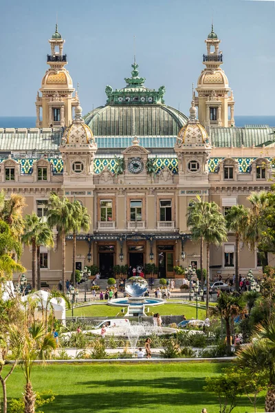 Monaco, Monte-Carlo, 02 Ekim 2019: Monte Carlo Kumarhanesi, yeşil ağaçlarla çevrili olan kumarhanenin ana görüntüsü.