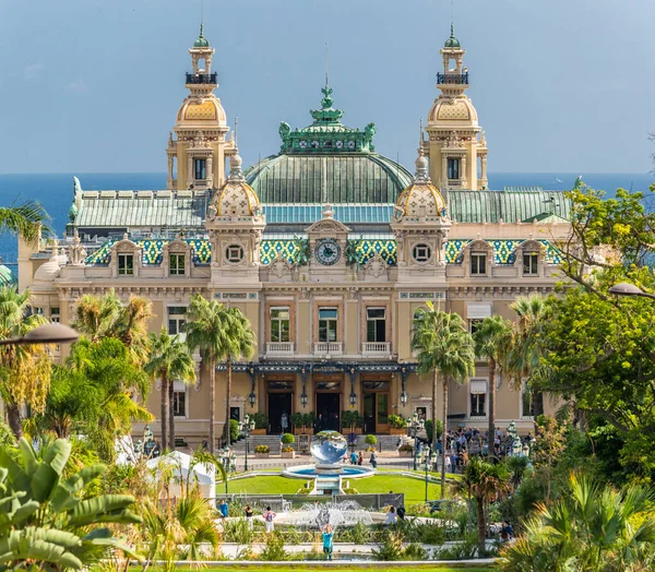 Monaco, Monte-Carlo, 02 October 2019: Casino Monte Carlo, Caino Monte Carlo, the main sight of the principality cass surrounded of the green tree, updated facade, through the fountain, sunshine day — 스톡 사진