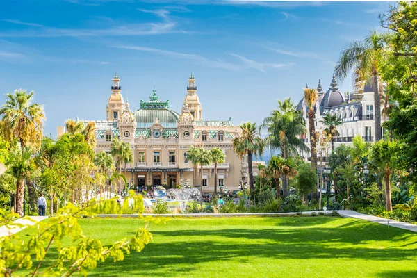 Mônaco, Monte-Carlo, 02 de outubro de 2019: Casino Monte Carlo, a principal vista do casino principado cercado das árvores verdes, a fachada atualizada, através da fonte, dia ensolarado — Fotografia de Stock