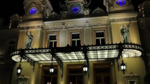 Монако, Монте-Карло, 30 мая 2013 г.: знаменитое казино в мире ночью, живописное освещение, туристы — стоковое видео